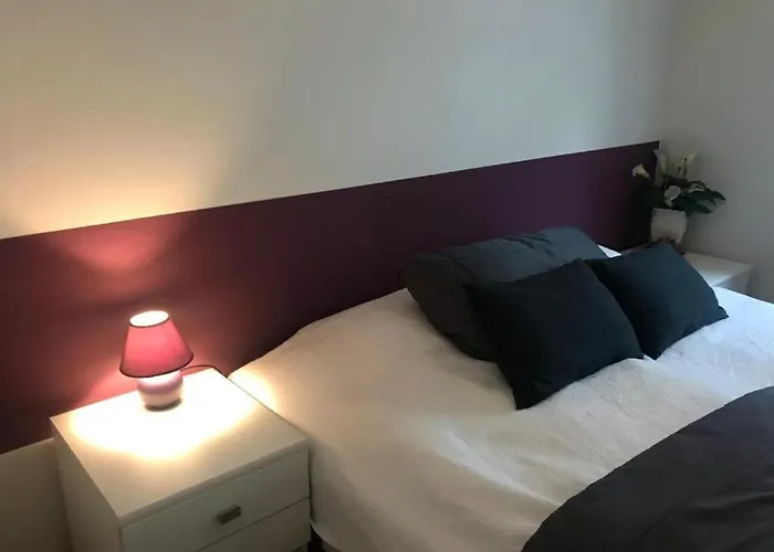 - Simple & Modern Hotel